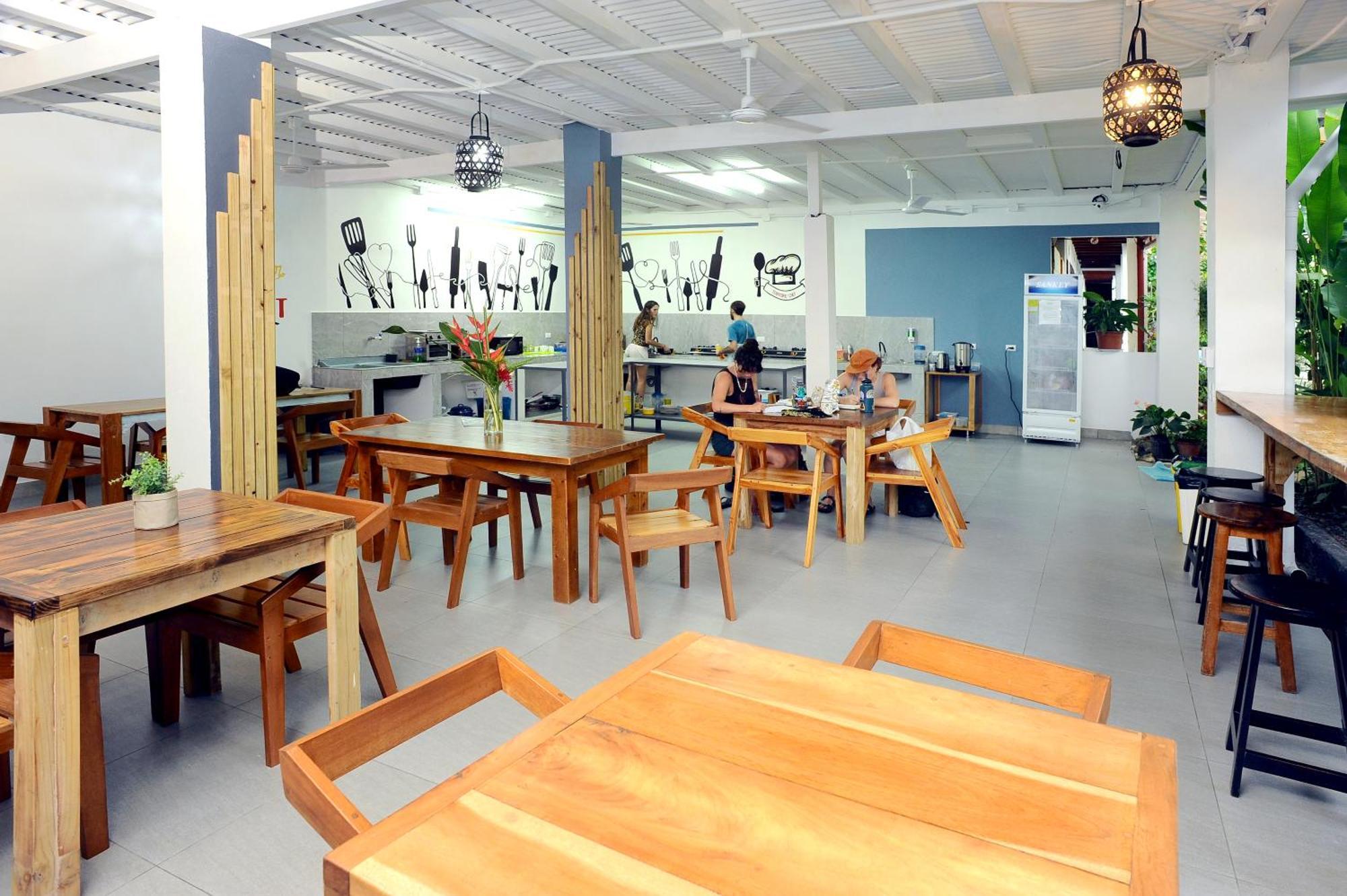 Private Fully Furnished Home At Wide Mouth Frog Hostel Quepos Exterior foto